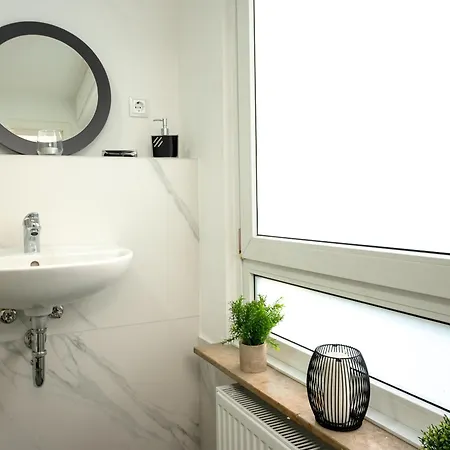 Serviceroom24 - 4 In Wlan - Smart-tv - 24-7 Check-in Und Küche Apartamento *